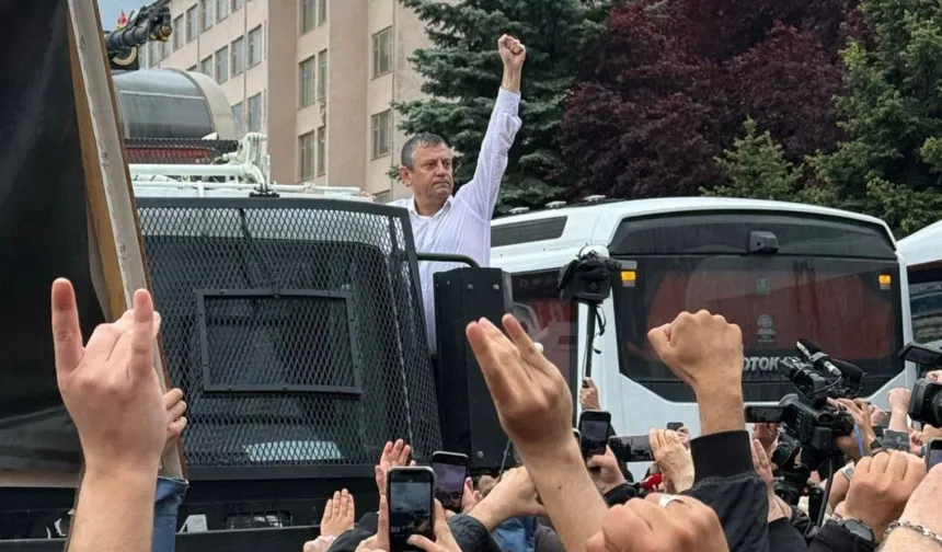 Özgür Özel TBMM’ye Yürüdü: Yağış Altındaki Yürüyüşte Sloganlar Dikkat Çekti