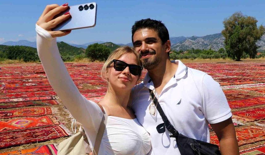 Antalya'daki Halı Tarlaları Turistlerin Gözdesi Oldu! Gören Hayran Kalıyor