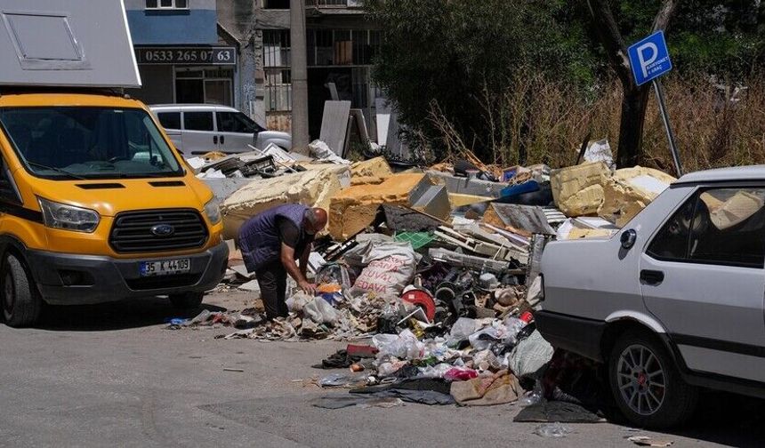 Karabağlar Sanayi Sitesi'ndeki Atık Yığınları Tepki Çekiyor