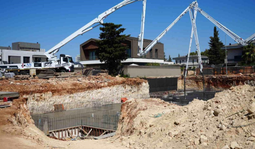 Antalya'da İnşaat Şantiyesinde Korkutan Göçük: 2 İşçi Yaralandı