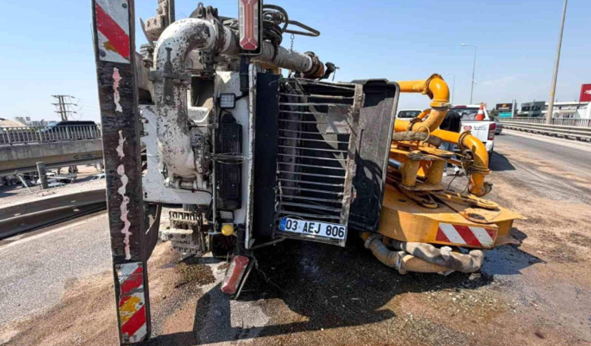 Beton pompası kamyonu üst geçitte yan yattı: Sürücü cam kırılarak kurtarıldı