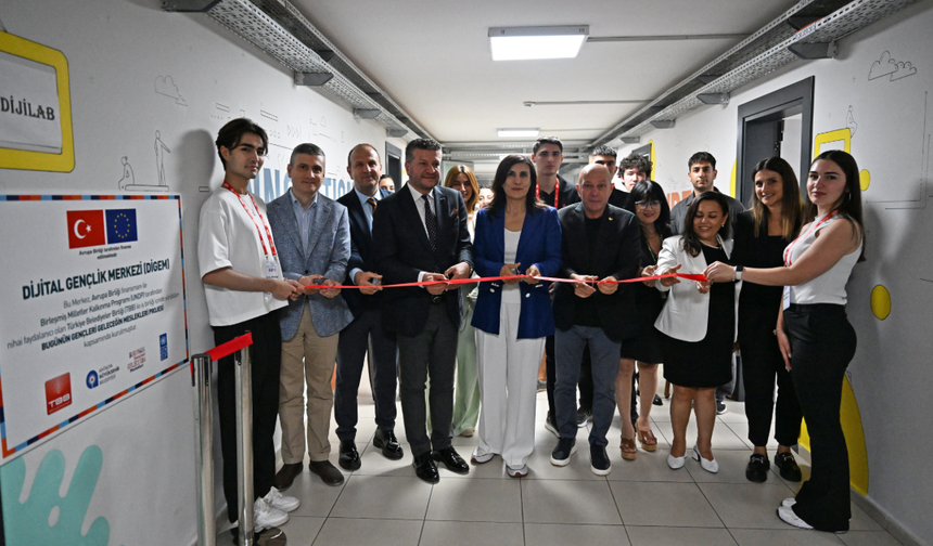 Antalya'da Gençleri Geleceğin Mesleklerine Hazırlayacak Dijital Merkez Açıldı