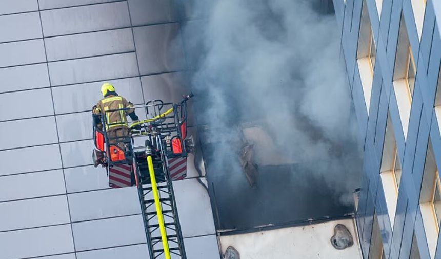 Berlin'de Nefes Kesen Kurtuluş: 11. Kattan İtfaiye Sepetine Atladı