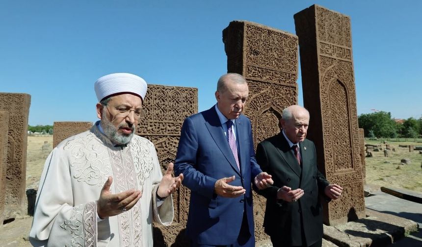 Erdoğan’dan Ahlat’ta İsrail Mesajı: “Kirli Elleri Çok İyi Biliyoruz”