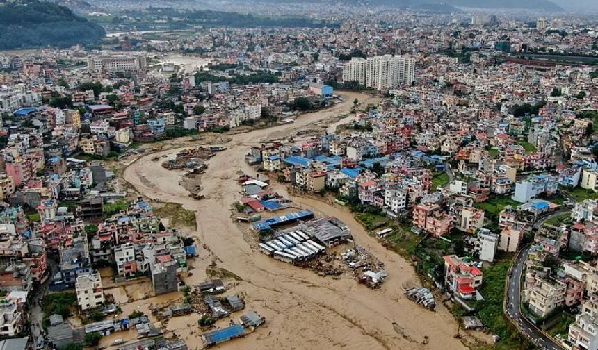 Film Platosu Değil Gerçek! Nepal’de Sel Suları Onlarca İnsanı Yuttu