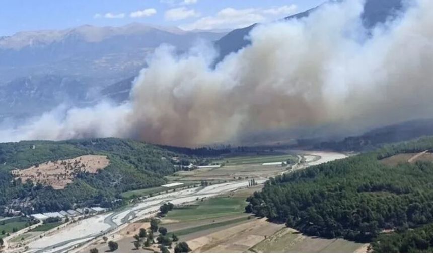 Muğla’da Başlayan Yangın Antalya’ya Sıçradı: Ekipler Seferber Oldu