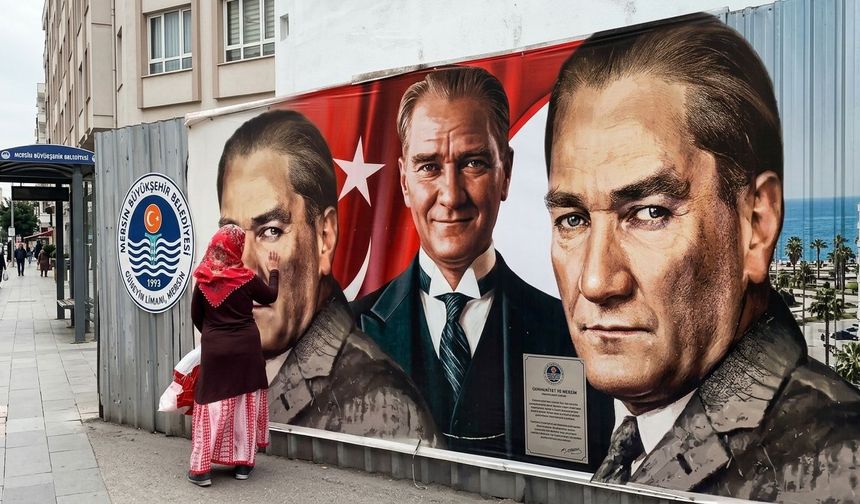 Gözlerini Onlardan Ayıramadı: Yaşlı Kadının Atatürk Sevgisi Yürekleri Isıttı