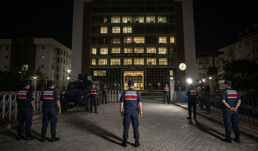 Sıcak Gelişme: Alanya Adliyesinde 12 Saati Aşan Gizemli Duruşmada Neler Oluyor?