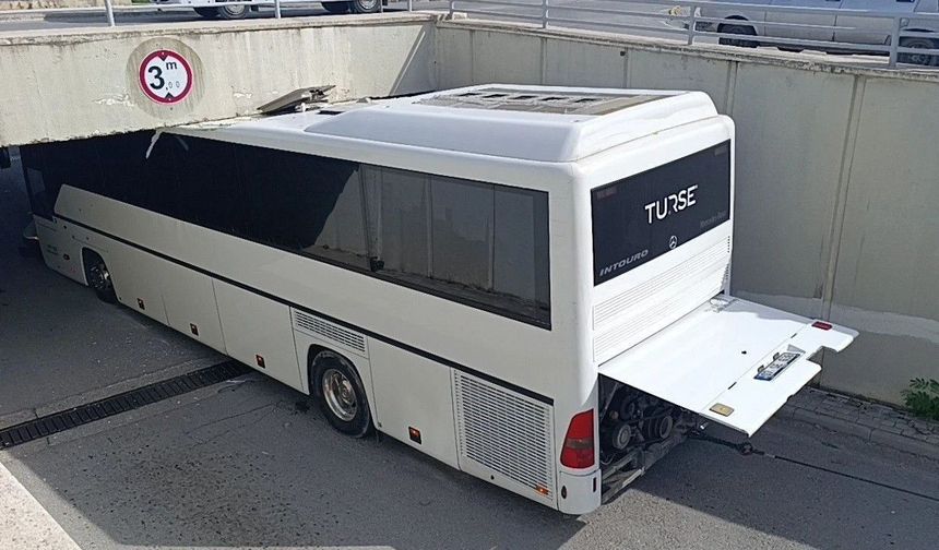 Manavgat’ta Tur Otobüsü Alt Geçitte Sıkıştı: 2 Vinçle 3 Saatte Çıkarılabildi!
