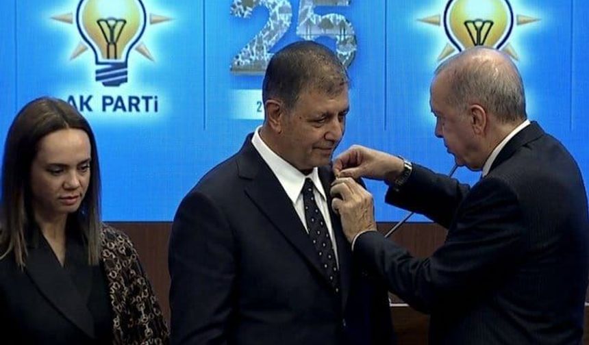 İzmir AK Parti’ye Geçti! Cemil Tugay’a Rozetini Erdoğan Taktı