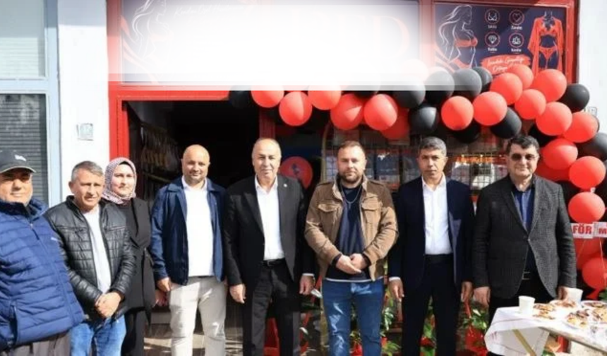 Protokol Üyeleri Fantezi İç Giyim Mağazasını Dualarla Hizmete Açtı