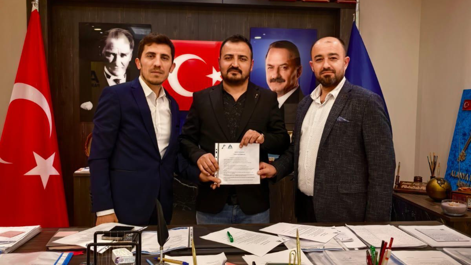 Kırmızı Sade Fotoğraflı Son Dakika Haberleri Twitter Gönderisi (25)