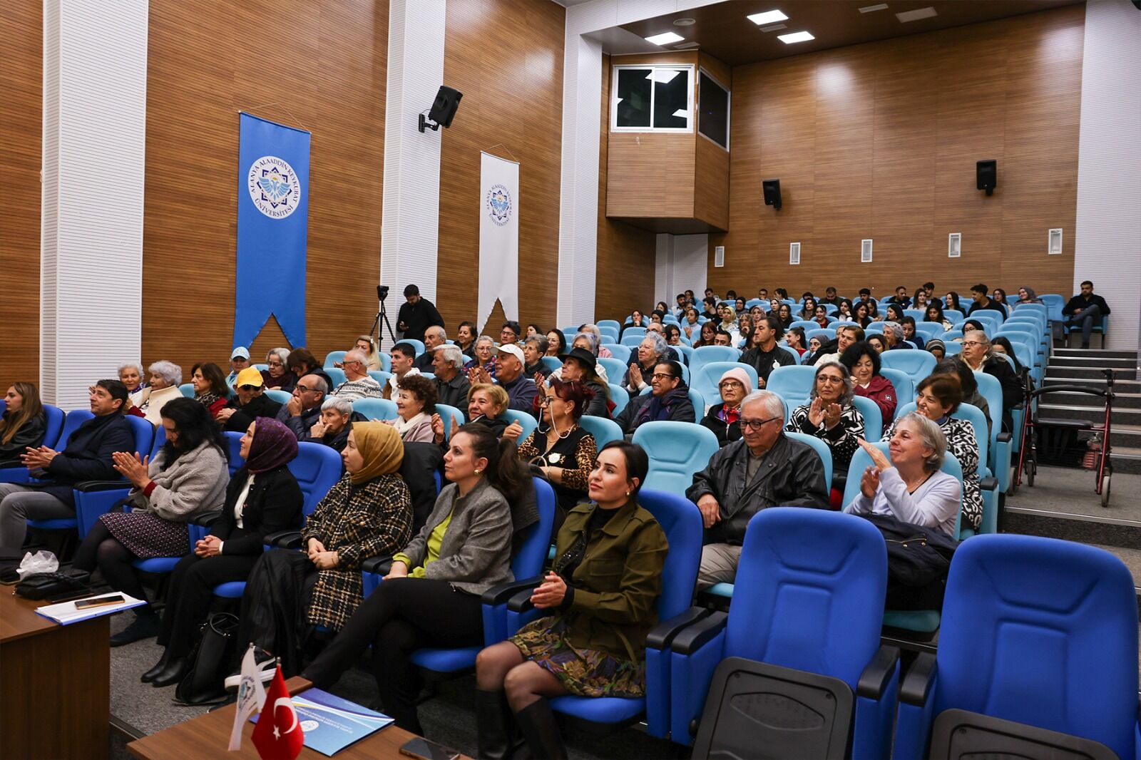 E2Bbaeb8 8E79 40D7 9337 6Ee22C93B273