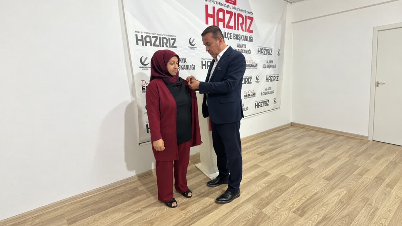 Afişli Odada Iki Kişi-1